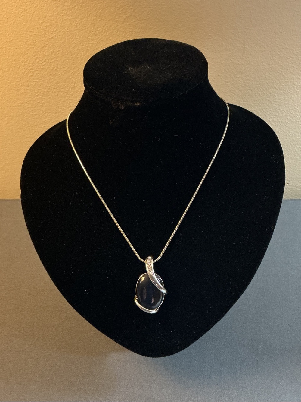 Elegant Silver Tone Cabochon Pendant Necklace – 20” Chain